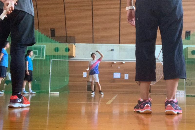 横浜で企業向けバドミントン福利厚生を行うベシバドの練習風景
