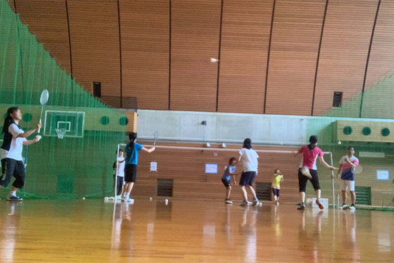 社員交流や健康促進につながるバドミントンイベントの様子