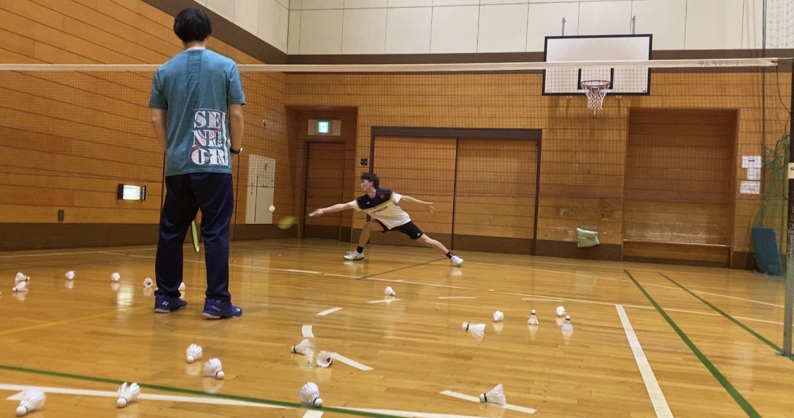 ジュニア向けバドミントン練習会でノック練習とフォーム確認をしている様子