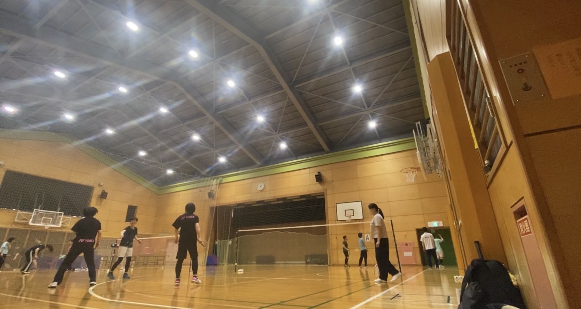 横浜市の体育館で開催しているバドミントン教室の練習風景